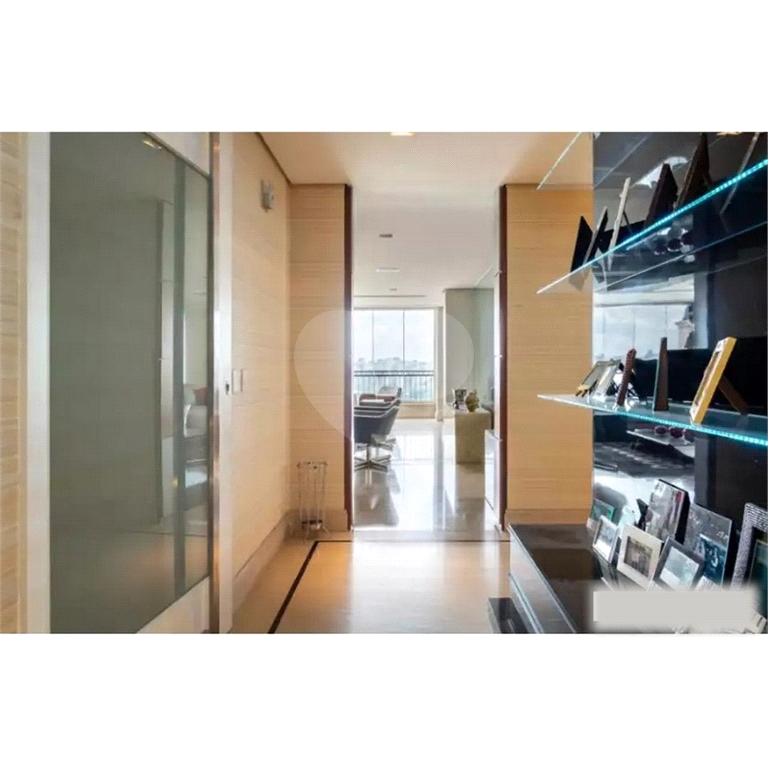 Apartamento de Altíssimo Padrão com Vista Única.