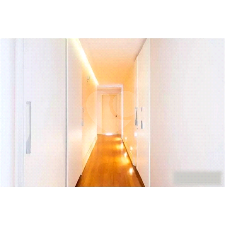 Apartamento de Altíssimo Padrão com Vista Única.
