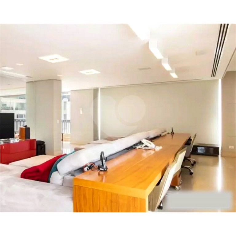 Apartamento de Altíssimo Padrão com Vista Única.