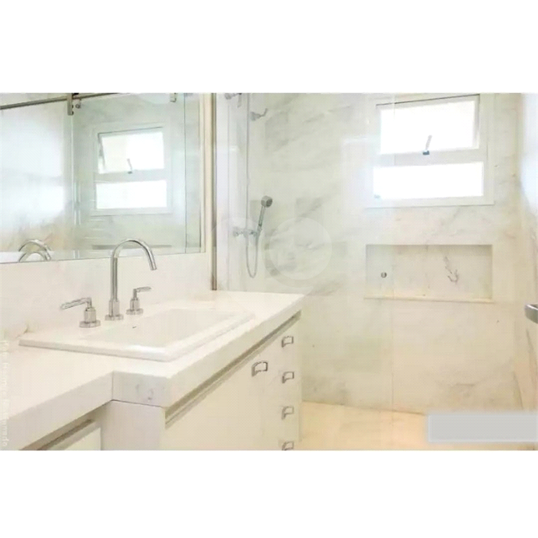 Apartamento de Altíssimo Padrão com Vista Única.