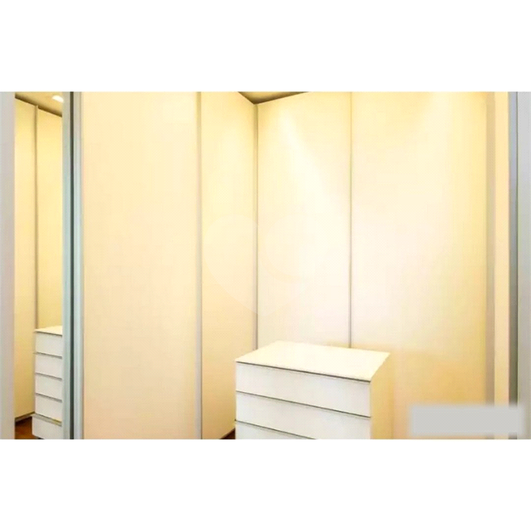 Apartamento de Altíssimo Padrão com Vista Única.
