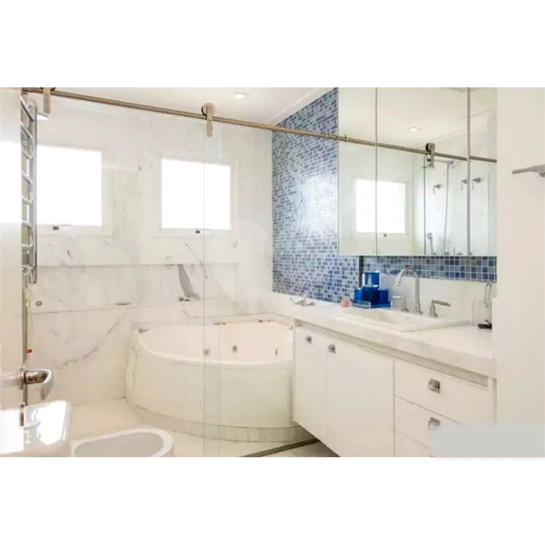 Apartamento de Altíssimo Padrão com Vista Única.