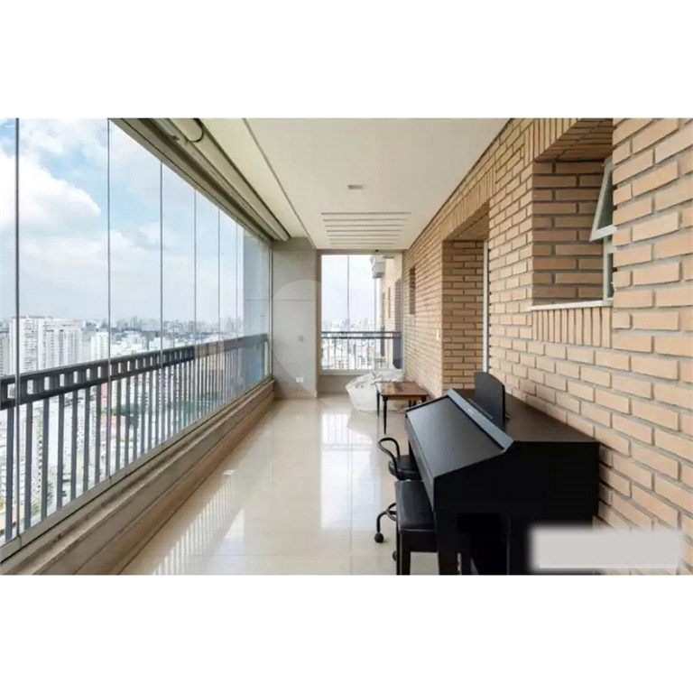 Apartamento de Altíssimo Padrão com Vista Única.