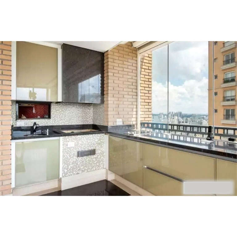 Apartamento de Altíssimo Padrão com Vista Única.