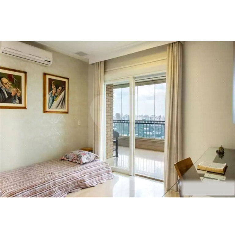 Apartamento de Altíssimo Padrão com Vista Única.