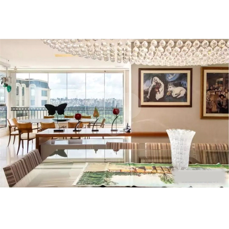 Apartamento de Altíssimo Padrão com Vista Única.