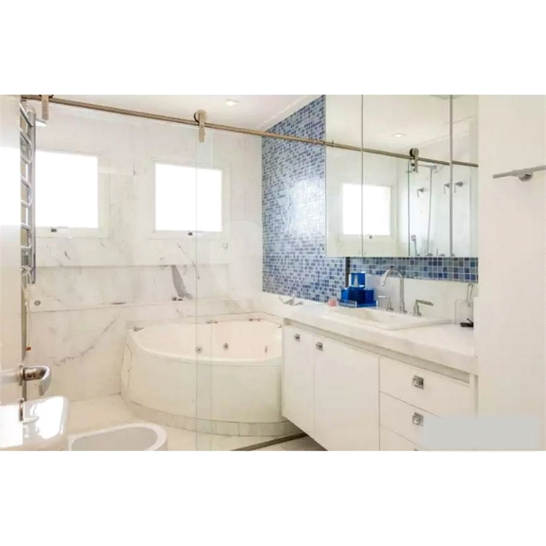 Apartamento de Altíssimo Padrão com Vista Única.