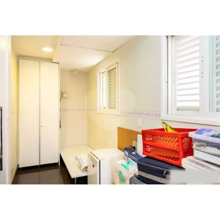 Apartamento de Altíssimo Padrão com Vista Única.