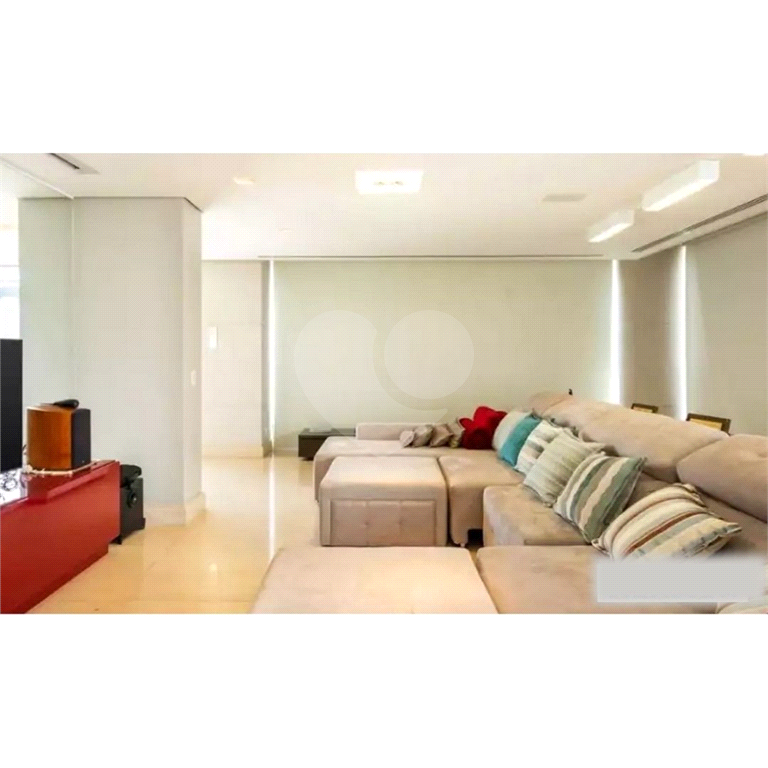 Apartamento de Altíssimo Padrão com Vista Única.