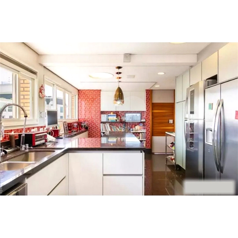 Apartamento de Altíssimo Padrão com Vista Única.