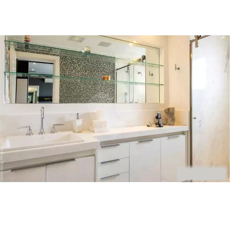 Apartamento de Altíssimo Padrão com Vista Única.