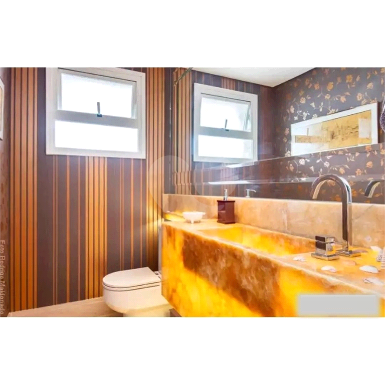 Apartamento de Altíssimo Padrão com Vista Única.