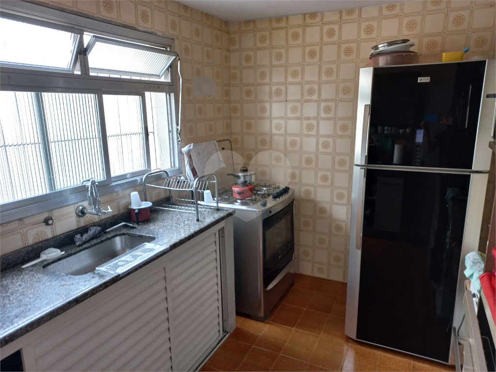 Tremembé Sobrado Residencial ou Comercial à venda em excelente localização com 3 quartos 3 vagas sala copa e cozinha e quintal                                      