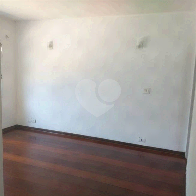 Tremembé Sobrado Residencial ou Comercial à venda em excelente localização com 3 quartos 3 vagas sala copa e cozinha e quintal                                      