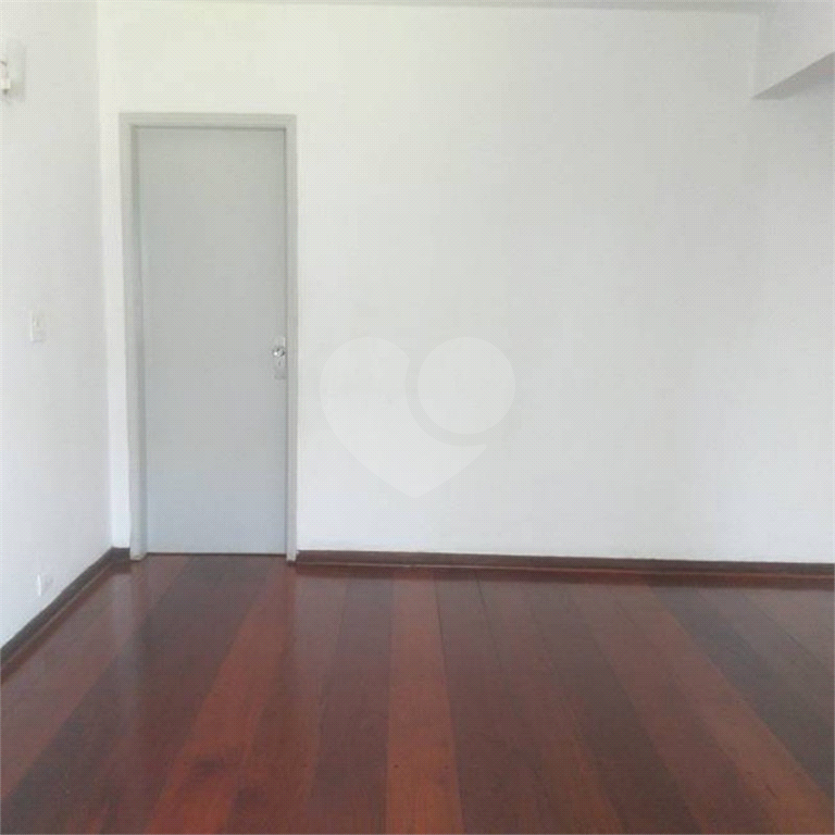 Tremembé Sobrado Residencial ou Comercial à venda em excelente localização com 3 quartos 3 vagas sala copa e cozinha e quintal                                      