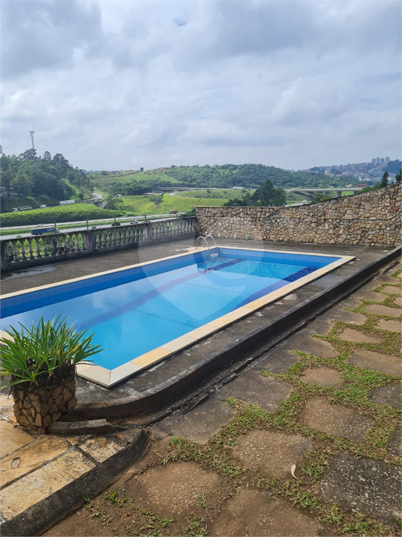 VENDE CHÁCARA COM ESTRUTURA COMPLETA – IDEAL PARA MORADIA OU LAZER! COM PISCINA, CHURRASQUEIRA, POMAR, CASA COM 2 SUÍTES