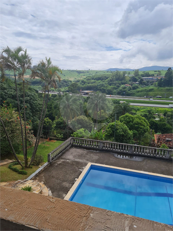 VENDE CHÁCARA COM ESTRUTURA COMPLETA – IDEAL PARA MORADIA OU LAZER! COM PISCINA, CHURRASQUEIRA, POMAR, CASA COM 2 SUÍTES