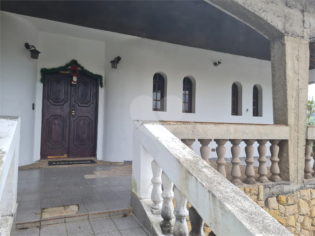 VENDE CHÁCARA COM ESTRUTURA COMPLETA – IDEAL PARA MORADIA OU LAZER! COM PISCINA, CHURRASQUEIRA, POMAR, CASA COM 2 SUÍTES