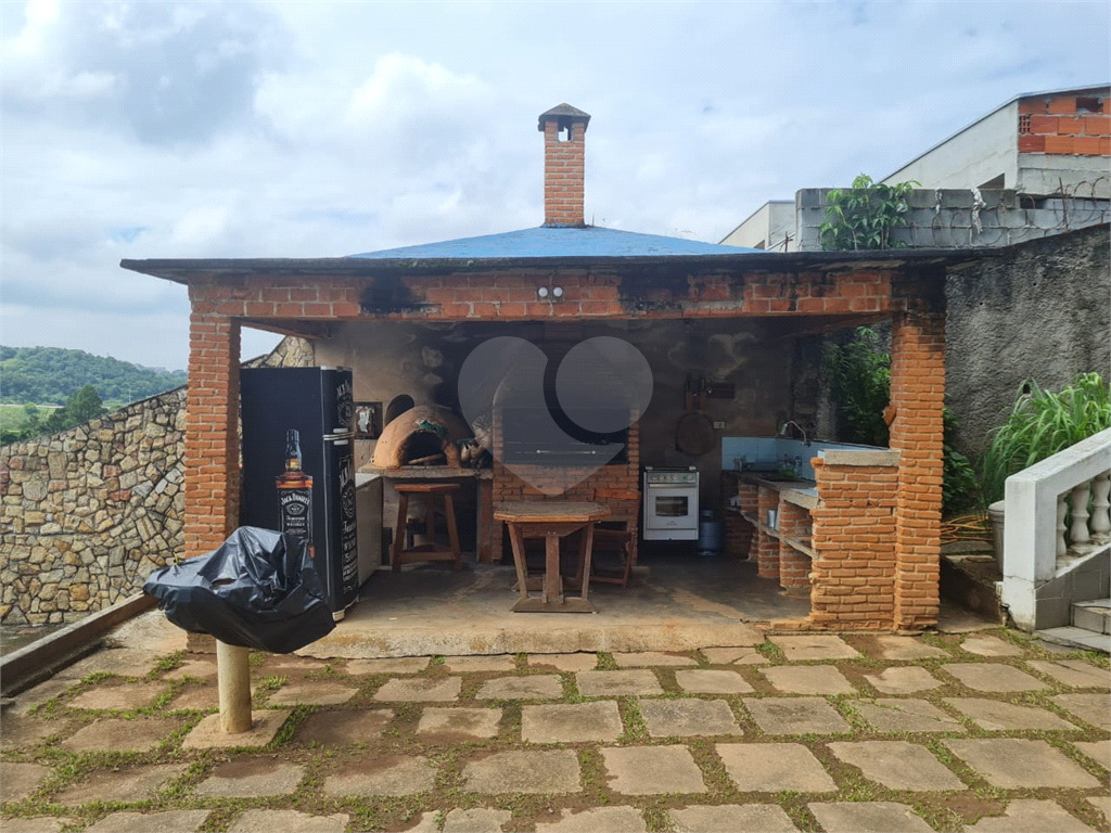 VENDE CHÁCARA COM ESTRUTURA COMPLETA – IDEAL PARA MORADIA OU LAZER! COM PISCINA, CHURRASQUEIRA, POMAR, CASA COM 2 SUÍTES