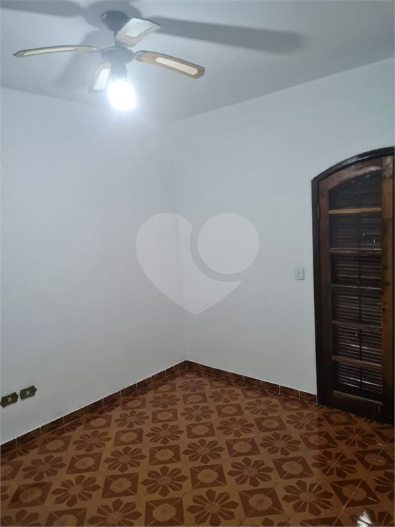 VENDE CHÁCARA COM ESTRUTURA COMPLETA – IDEAL PARA MORADIA OU LAZER! COM PISCINA, CHURRASQUEIRA, POMAR, CASA COM 2 SUÍTES