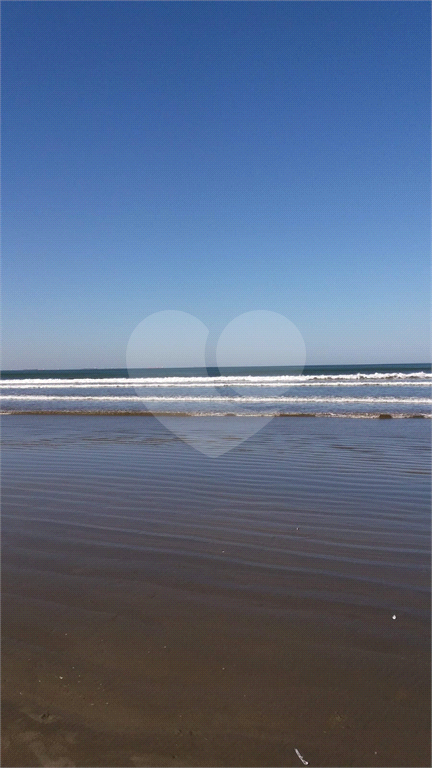 Apto amplo perto da praia de 1 quarto e 1 vaga na Guilhermina
