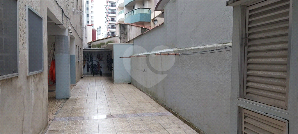 Apto amplo perto da praia de 1 quarto e 1 vaga na Guilhermina