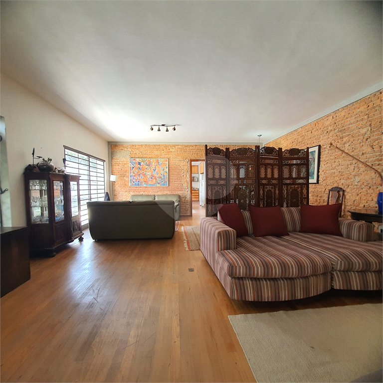 Casa térrea de 648m² 3 quartos 4 Vagas e toda rodeada de verdes Alto da Lapa