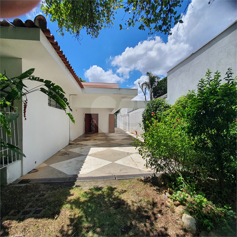 Casa térrea de 648m² 3 quartos 4 Vagas e toda rodeada de verdes Alto da Lapa
