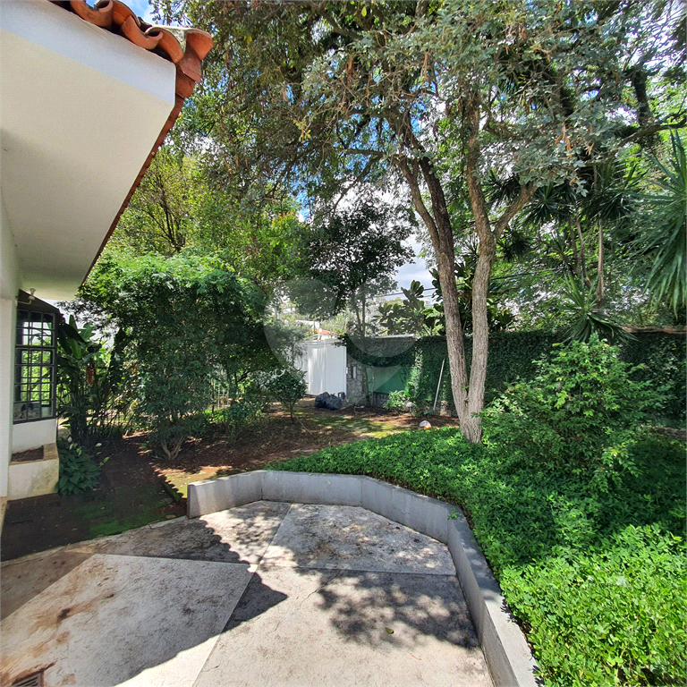 Casa térrea de 648m² 3 quartos 4 Vagas e toda rodeada de verdes Alto da Lapa