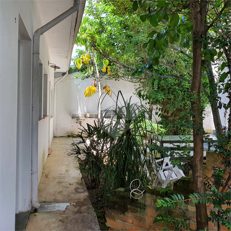Casa térrea de 648m² 3 quartos 4 Vagas e toda rodeada de verdes Alto da Lapa