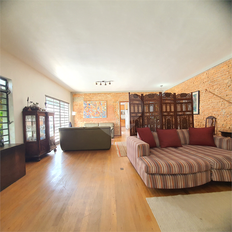Casa térrea de 648m² 3 quartos 4 Vagas e toda rodeada de verdes Alto da Lapa