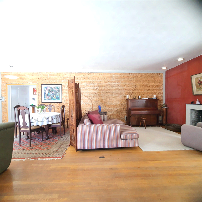 Casa térrea de 648m² 3 quartos 4 Vagas e toda rodeada de verdes Alto da Lapa