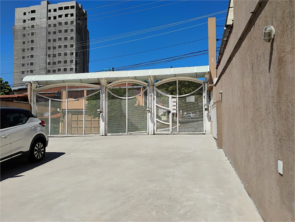 Casa em Condominio à venda com 3 quartos, 1 suite, 2 vagas e 3 banheiros.