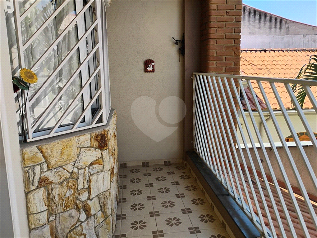 Casa em Condominio à venda com 3 quartos, 1 suite, 2 vagas e 3 banheiros.