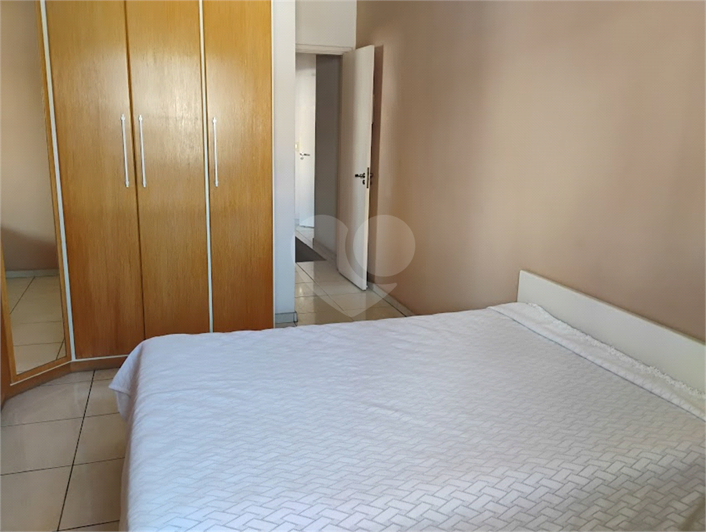 Casa em Condominio à venda com 3 quartos, 1 suite, 2 vagas e 3 banheiros.