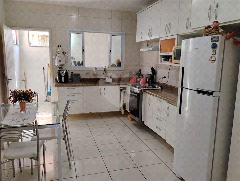 Casa em Condominio à venda com 3 quartos, 1 suite, 2 vagas e 3 banheiros.