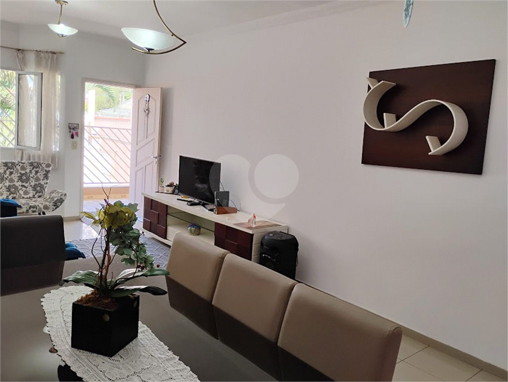 Casa em Condominio à venda com 3 quartos, 1 suite, 2 vagas e 3 banheiros.