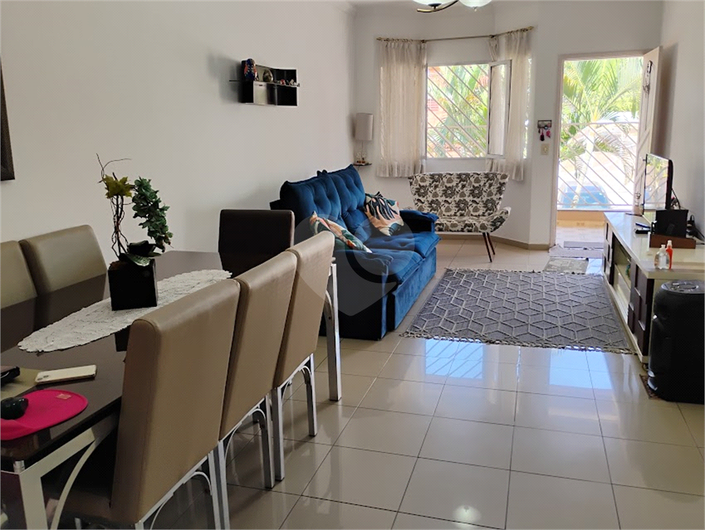 Casa em Condominio à venda com 3 quartos, 1 suite, 2 vagas e 3 banheiros.