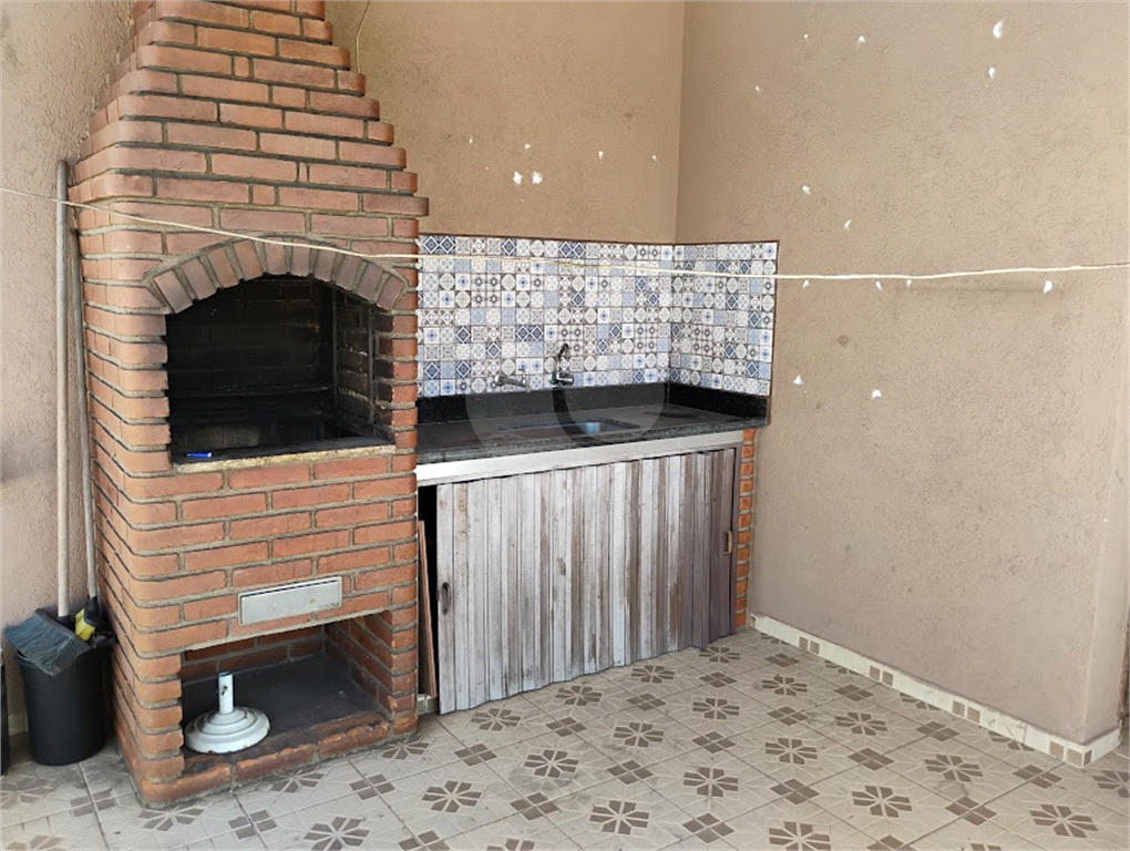 Casa em Condominio à venda com 3 quartos, 1 suite, 2 vagas e 3 banheiros.