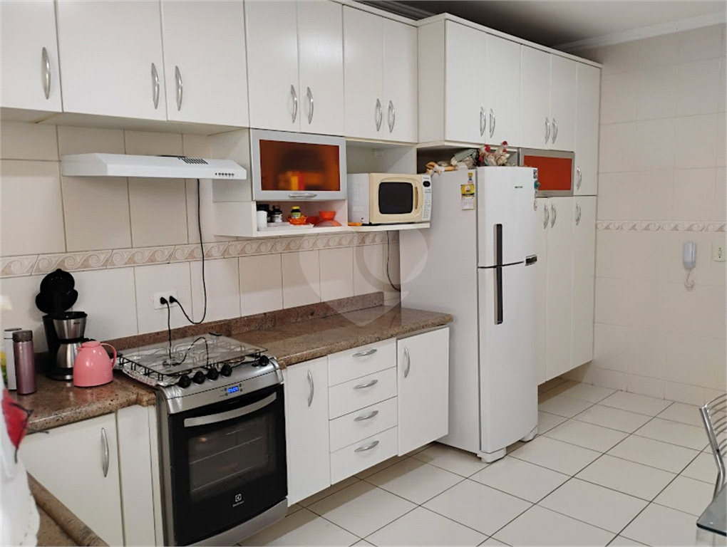 Casa em Condominio à venda com 3 quartos, 1 suite, 2 vagas e 3 banheiros.