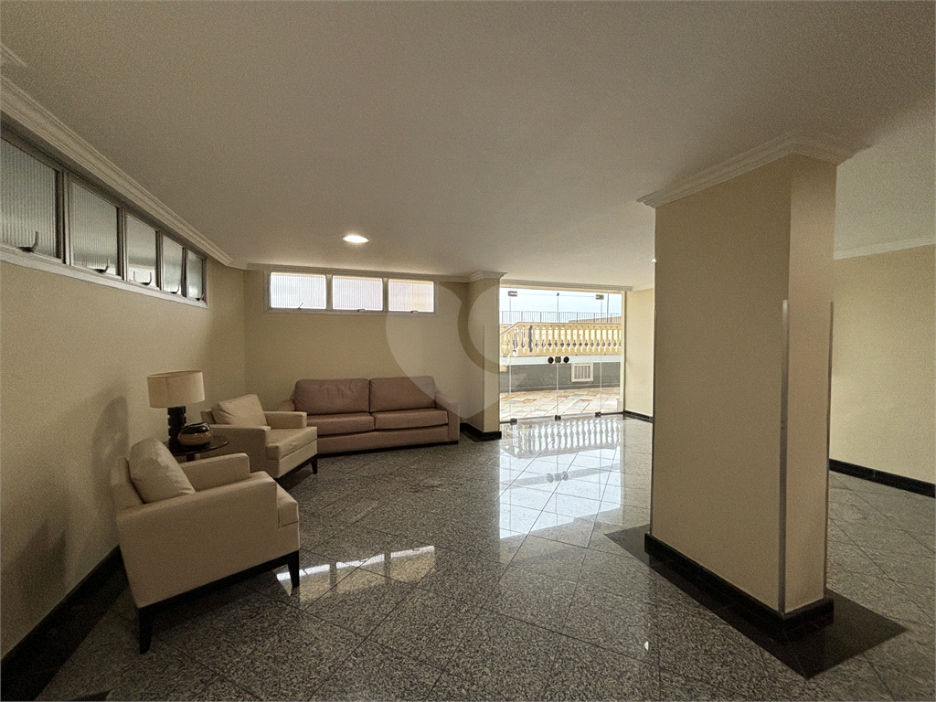 Esse lindo apartamento reformado, andar alto, localizado na região de Santa Teresinha