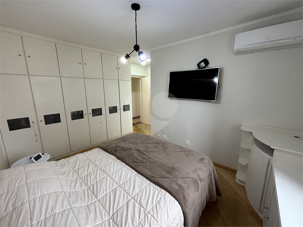 Esse lindo apartamento reformado, andar alto, localizado na região de Santa Teresinha