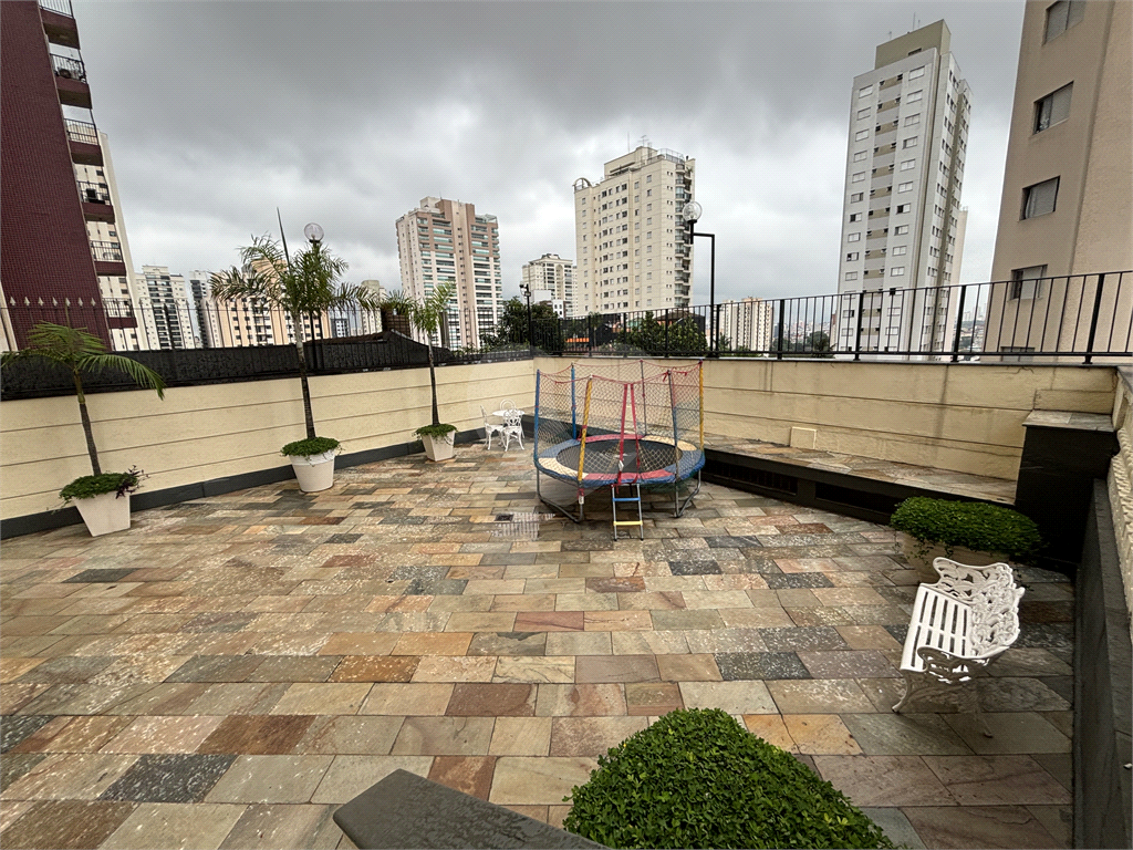 Esse lindo apartamento reformado, andar alto, localizado na região de Santa Teresinha