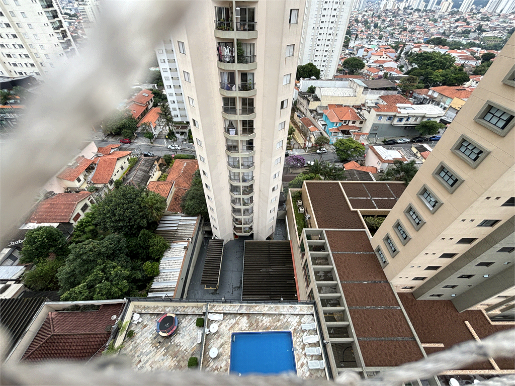 Esse lindo apartamento reformado, andar alto, localizado na região de Santa Teresinha