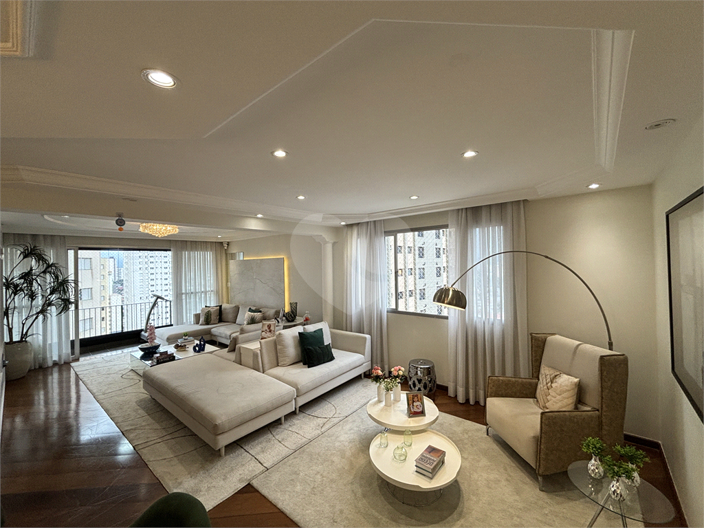 Esse lindo apartamento reformado, andar alto, localizado na região de Santa Teresinha