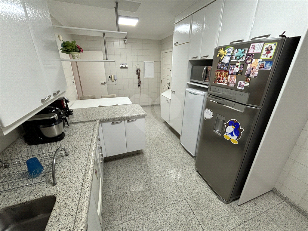 Esse lindo apartamento reformado, andar alto, localizado na região de Santa Teresinha
