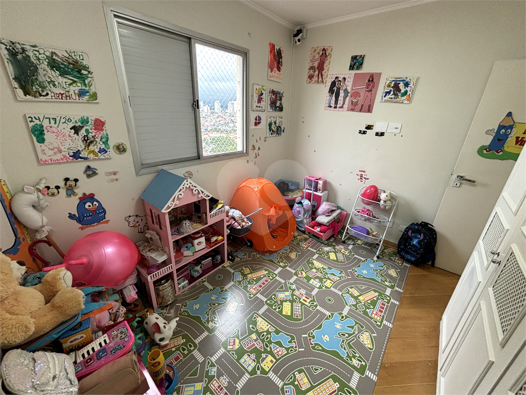 Esse lindo apartamento reformado, andar alto, localizado na região de Santa Teresinha