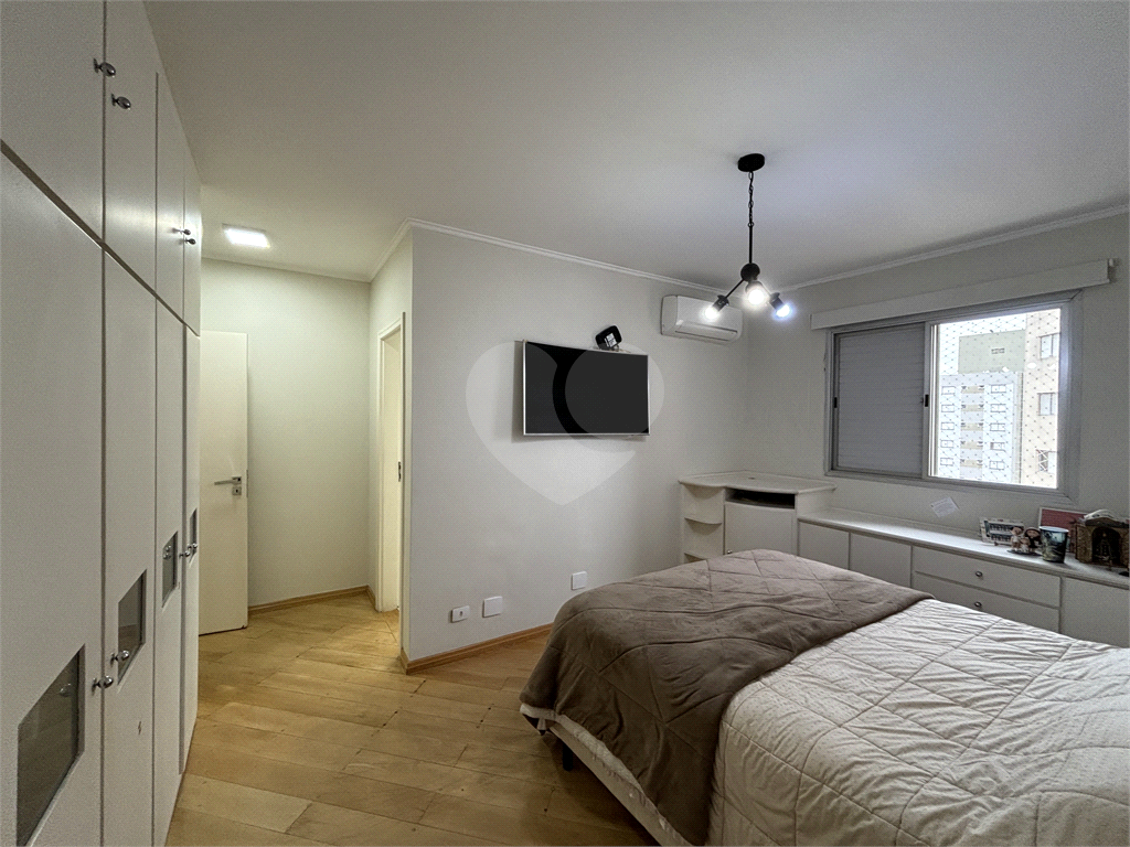 Esse lindo apartamento reformado, andar alto, localizado na região de Santa Teresinha