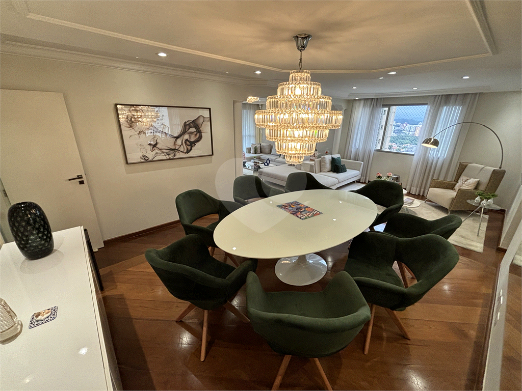 Esse lindo apartamento reformado, andar alto, localizado na região de Santa Teresinha