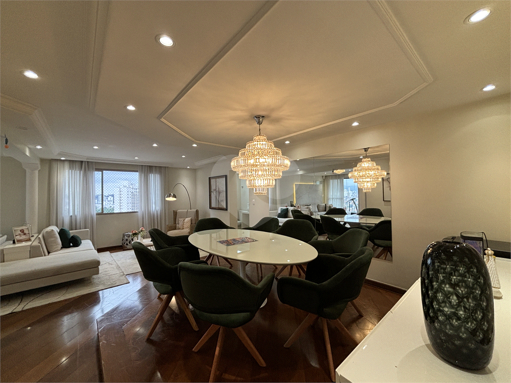 Esse lindo apartamento reformado, andar alto, localizado na região de Santa Teresinha